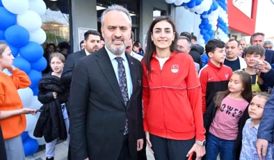 Bursa’da Hatice Kübra İlgün Gençlik ve Spor Merkezi açıldı