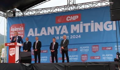 CHP Genel Başkanı Özgür Özel’in Alanya mitinginde vatandaşlara seslenen Antalya Büyükşehir Belediye Başkanı Muhittin Böcek: ‘Gerçek belediyecilik’ diyorlar. Gerçekler ortada. Yoksulluk, emeklinin çaresizliği, kadınların, gençlerin umutsuzluğu, ekonomik kriz… İşte açı gerçekler bunlar