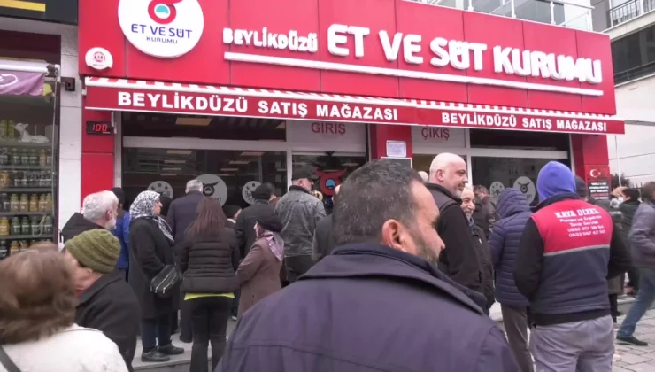 İstanbul Beylikdüzü’nde Ucuz Et İçin Uzun Kuyruklar Oluşuyor