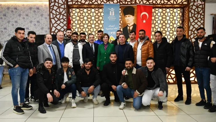 Tepebaşı Belediye Başkanı Ahmet Ataç, CHP Eskişehir Büyükşehir Belediyesi Başkan Adayı Ayşe Ünlüce ile Dost Dernekler Federasyonu’na bağlı dernekler ve üyeleriyle iftarda buluştu