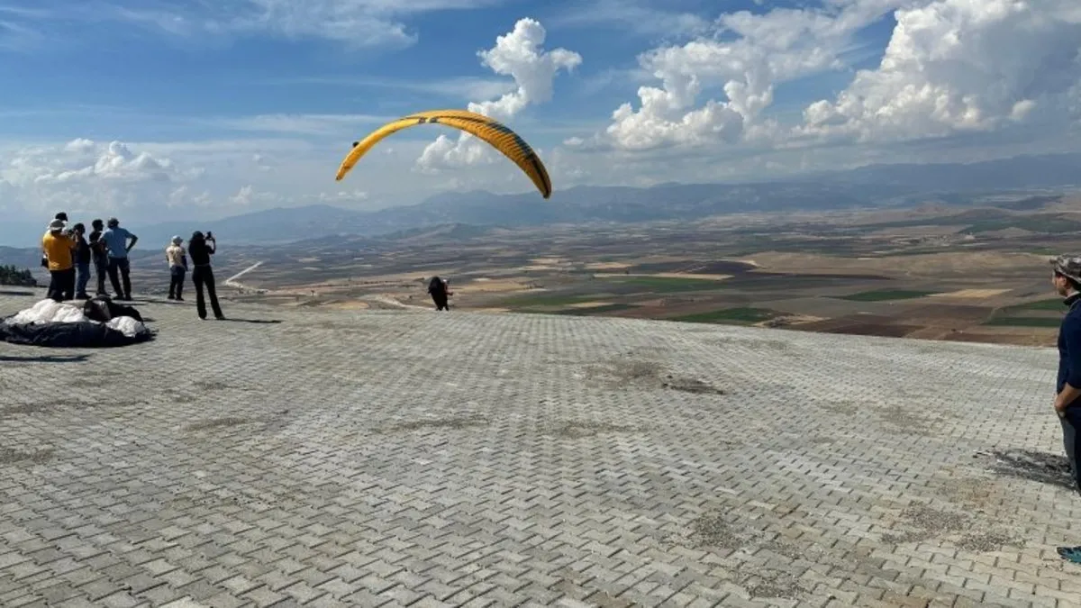 Yamaç paraşütçüsü tellere takıldı… Sporcu kadın ağır yaralandı