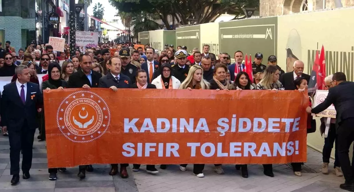 Mersin’de Kadına Şiddete Karşı Yürüyüş Düzenlendi