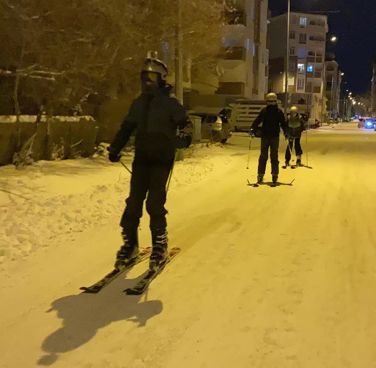 Ardahan’da Kar Yağışı Caddeleri Kayak Pistine Dönüştürdü